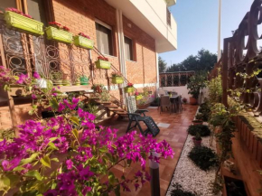 Confortevole stanza privata in grazioso appartamento con giardino